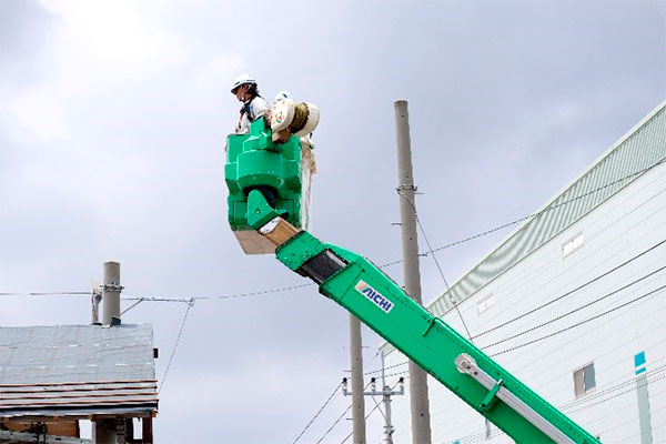 写真：配電工事の研修の様子